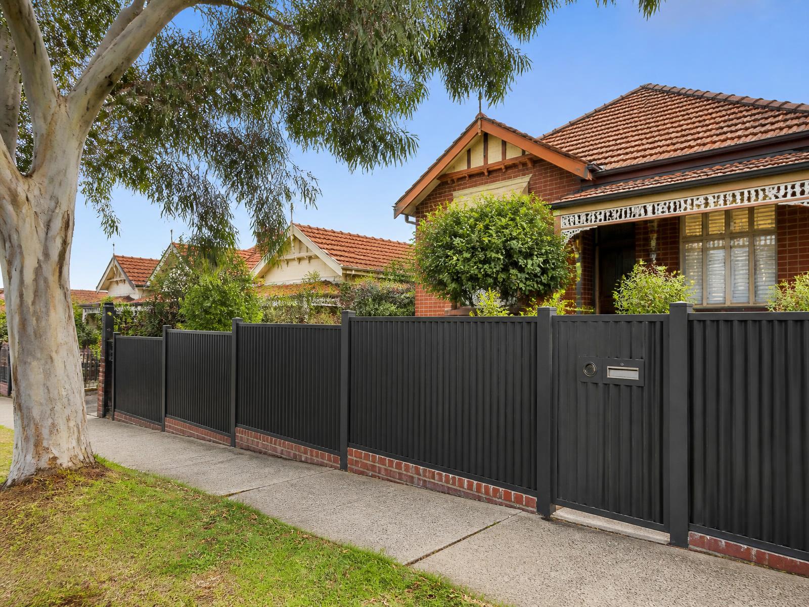 Fence cleaning before and after