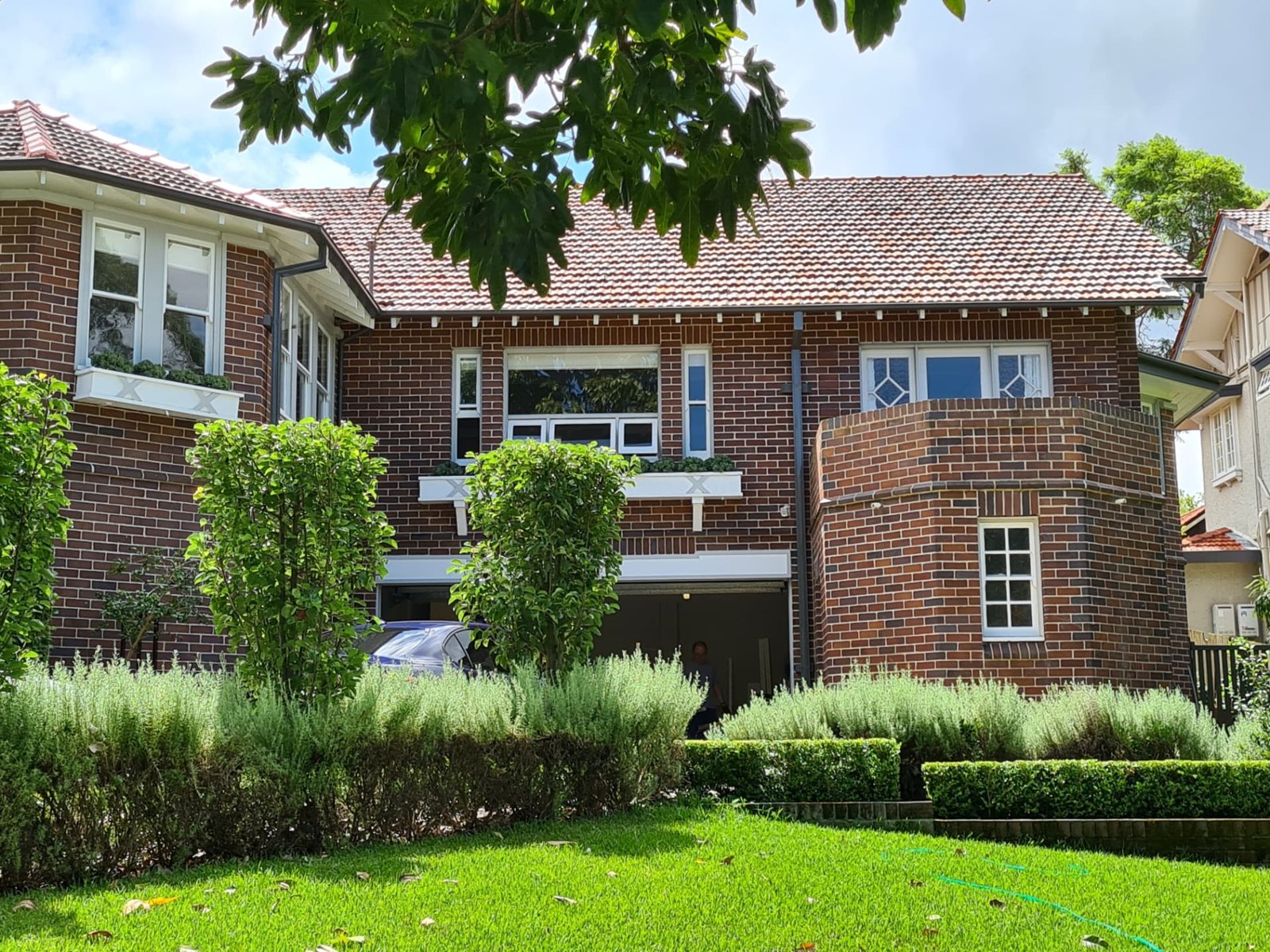 Before and after pressure cleaning a Sydney home exterior